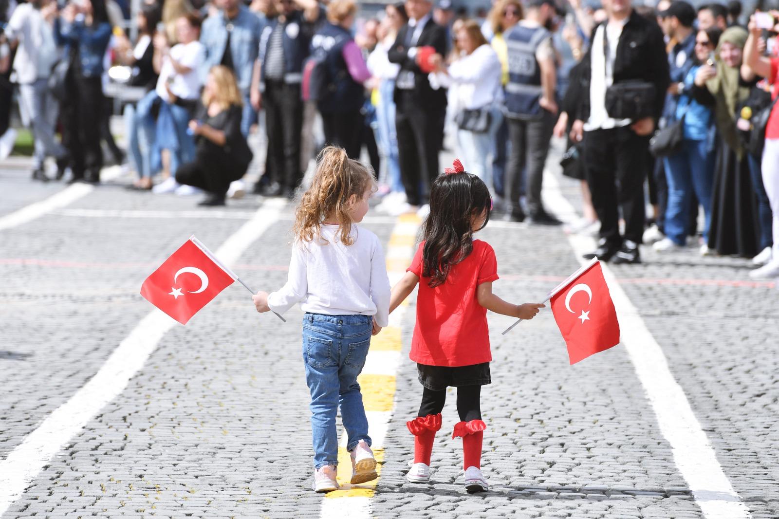 Cumhuriyet Meydanı çocukların gösterileriyle renklendi