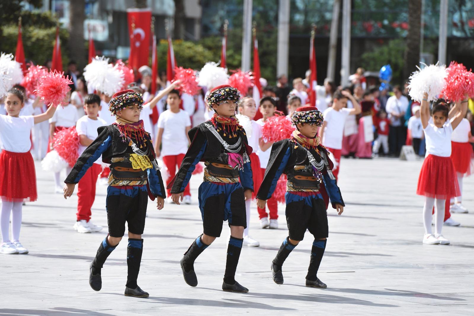 Cumhuriyet Meydanı çocukların gösterileriyle renklendi