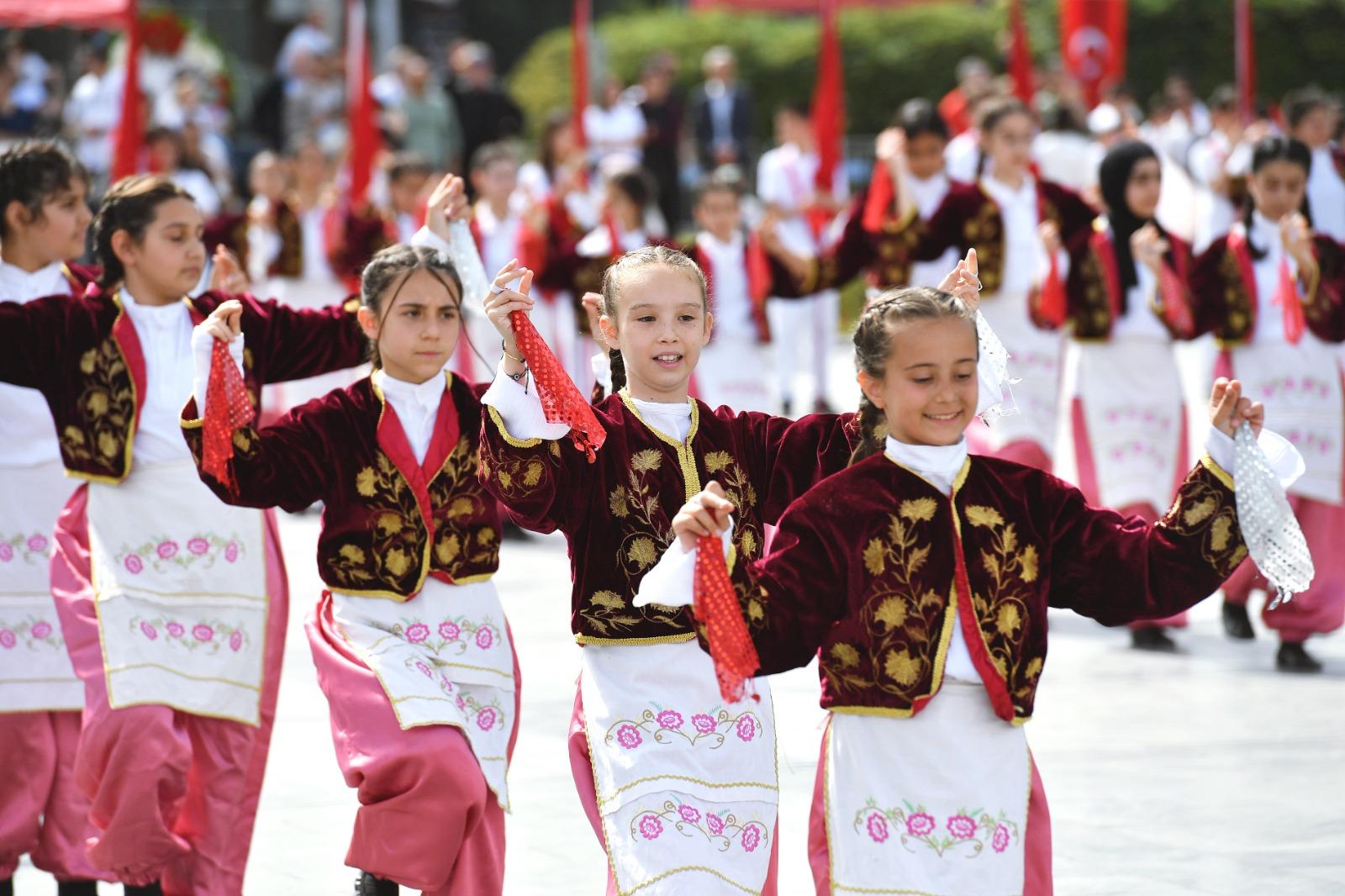 Cumhuriyet Meydanı çocukların gösterileriyle renklendi