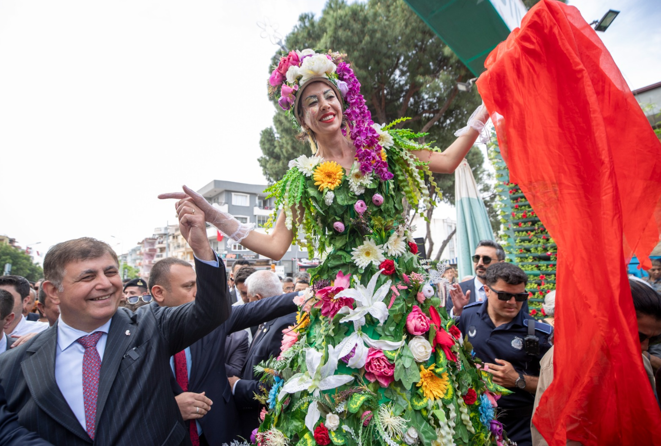 İzmir’in geleneksel festivaliyle Bayındır’da yine çiçekler açtı  “Bize üretmek yakışıyor”
