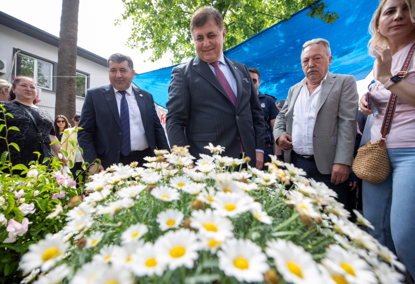 İzmir’in geleneksel festivaliyle Bayındır’da yine çiçekler açtı  “Bize üretmek yakışıyor”