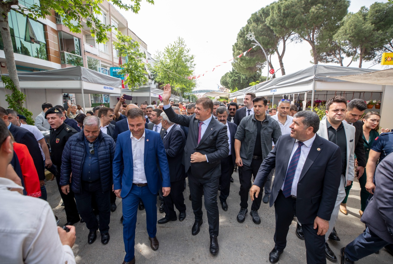 İzmir’in geleneksel festivaliyle Bayındır’da yine çiçekler açtı  “Bize üretmek yakışıyor”