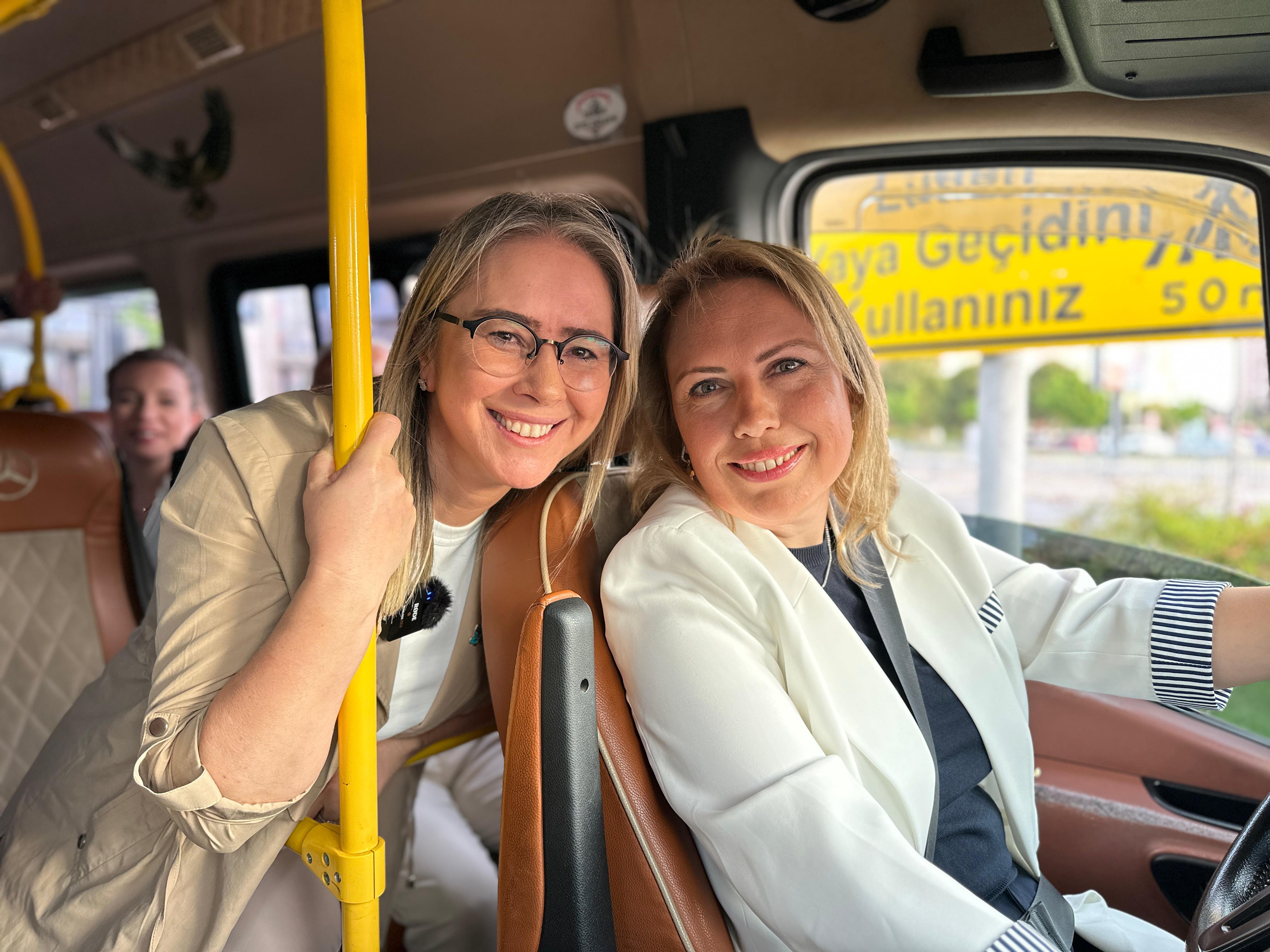 Kadın Minibüs Şoförü Direksiyonda, Vekil Çankırı Muavin Koltuğunda 