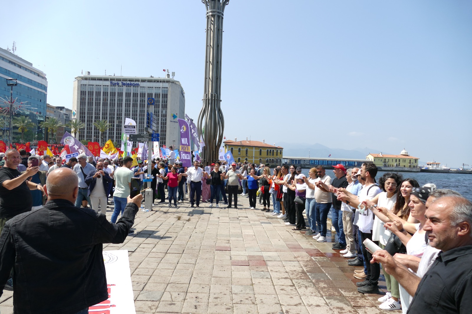 Emekçiler İzmir’de 1 Mayıs’ı coşkuyla kutladı
