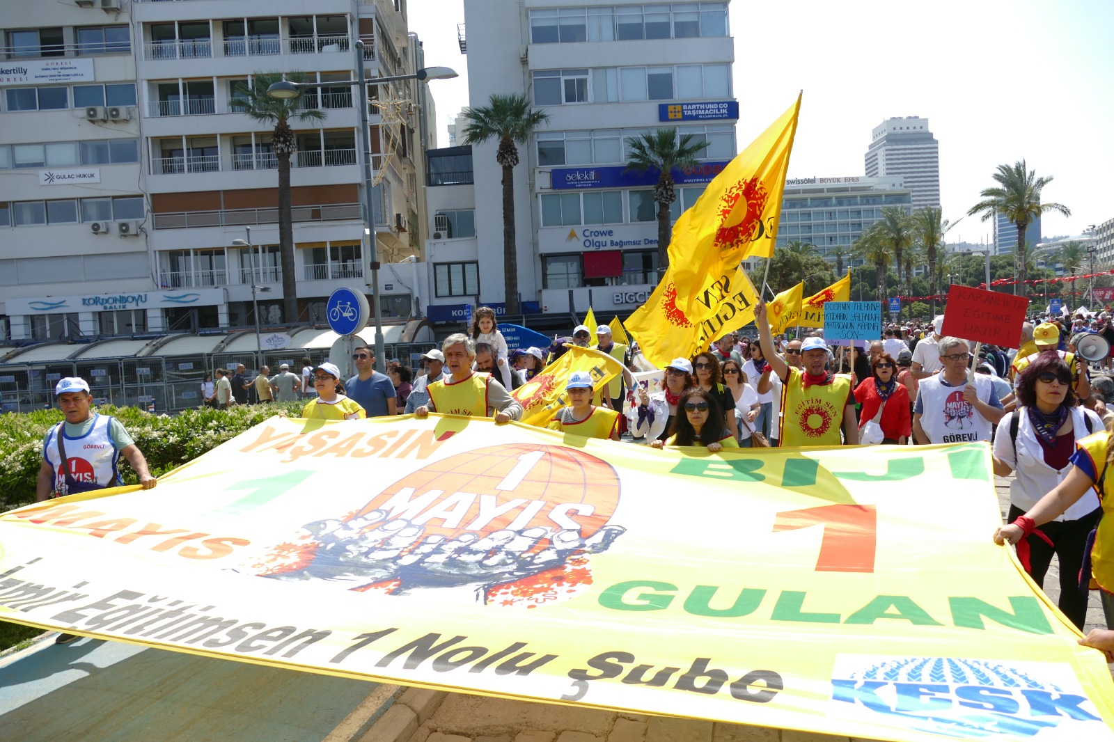 Emekçiler İzmir’de 1 Mayıs’ı coşkuyla kutladı
