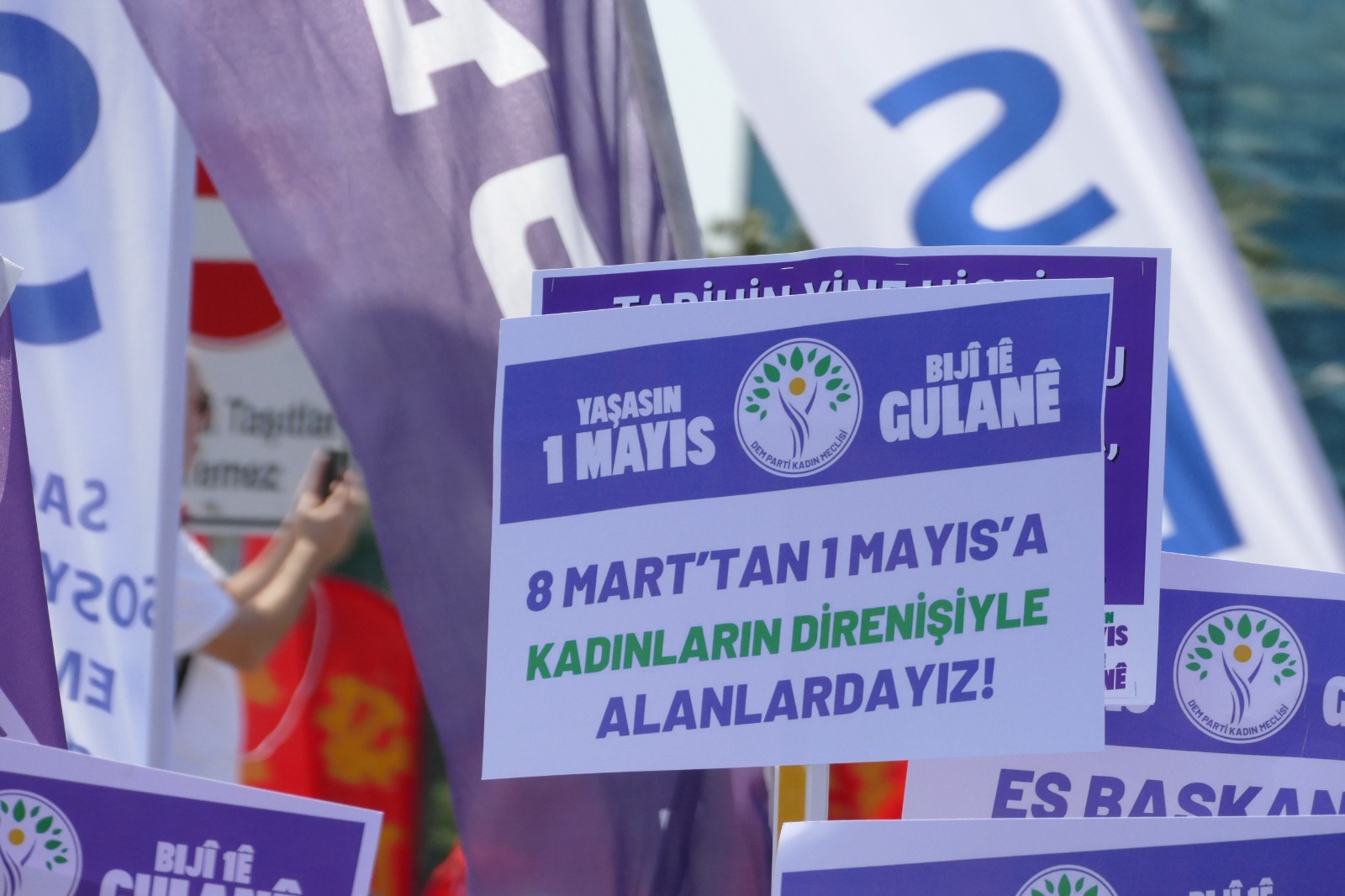 Emekçiler İzmir’de 1 Mayıs’ı coşkuyla kutladı