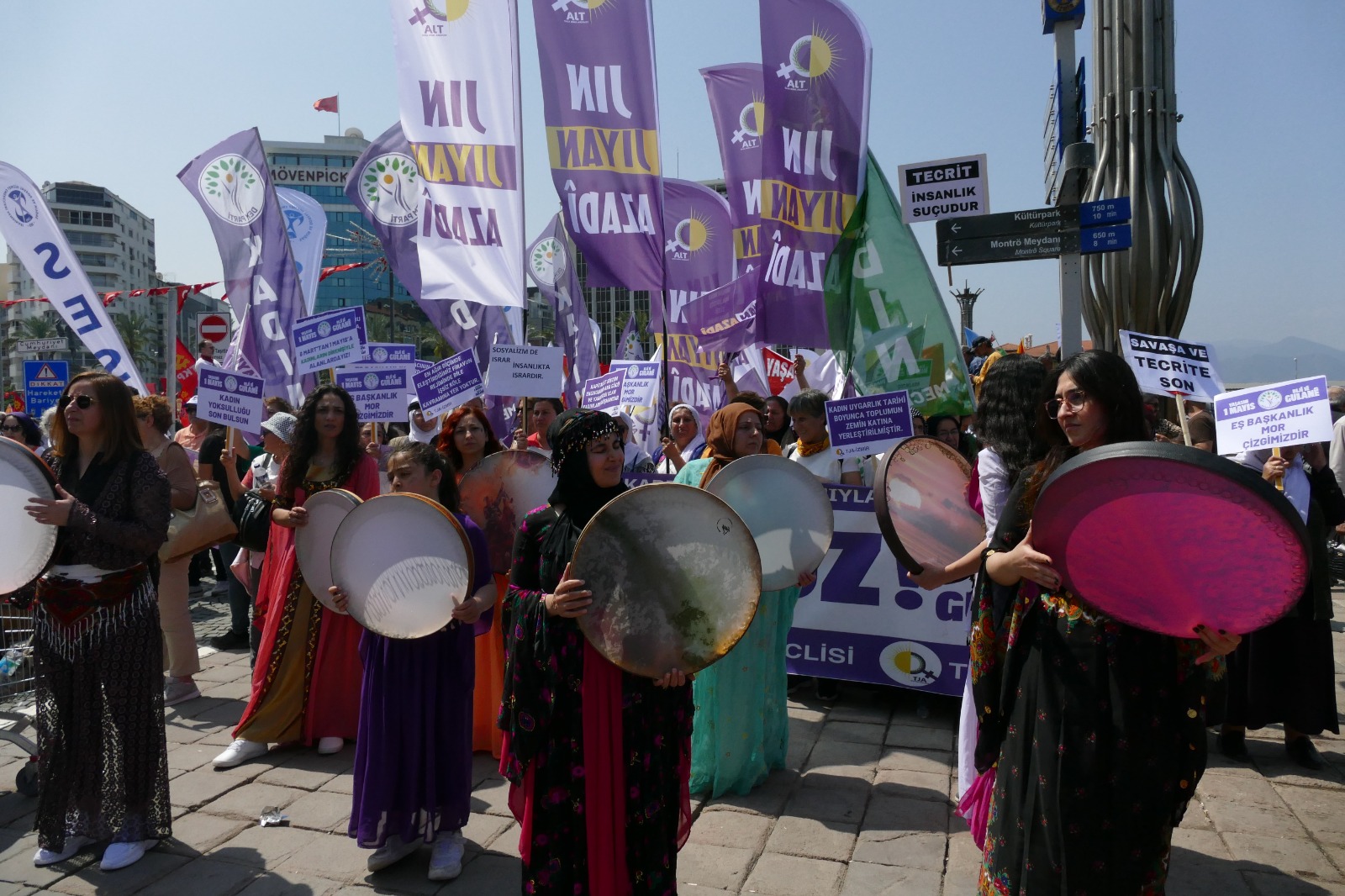Emekçiler İzmir’de 1 Mayıs’ı coşkuyla kutladı