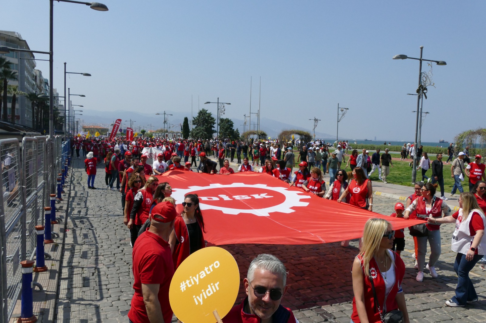 Emekçiler İzmir’de 1 Mayıs’ı coşkuyla kutladı
