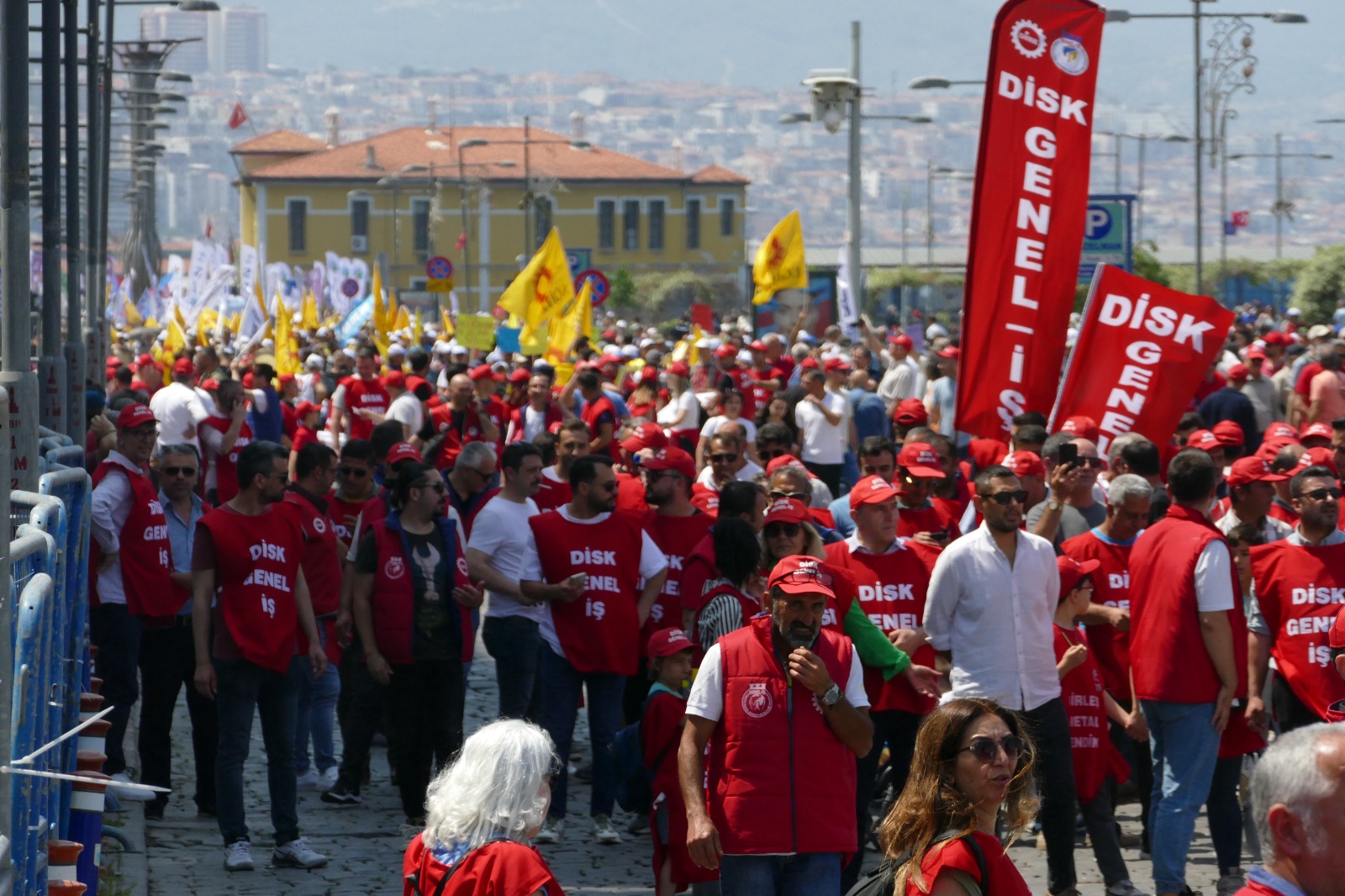 Emekçiler İzmir’de 1 Mayıs’ı coşkuyla kutladı