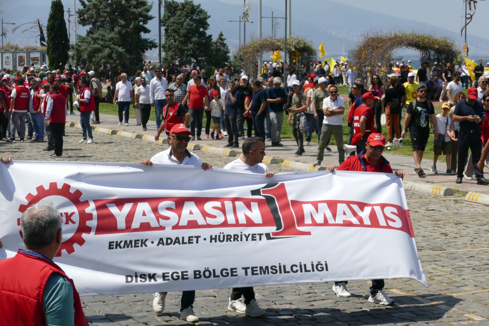 Emekçiler İzmir’de 1 Mayıs’ı coşkuyla kutladı