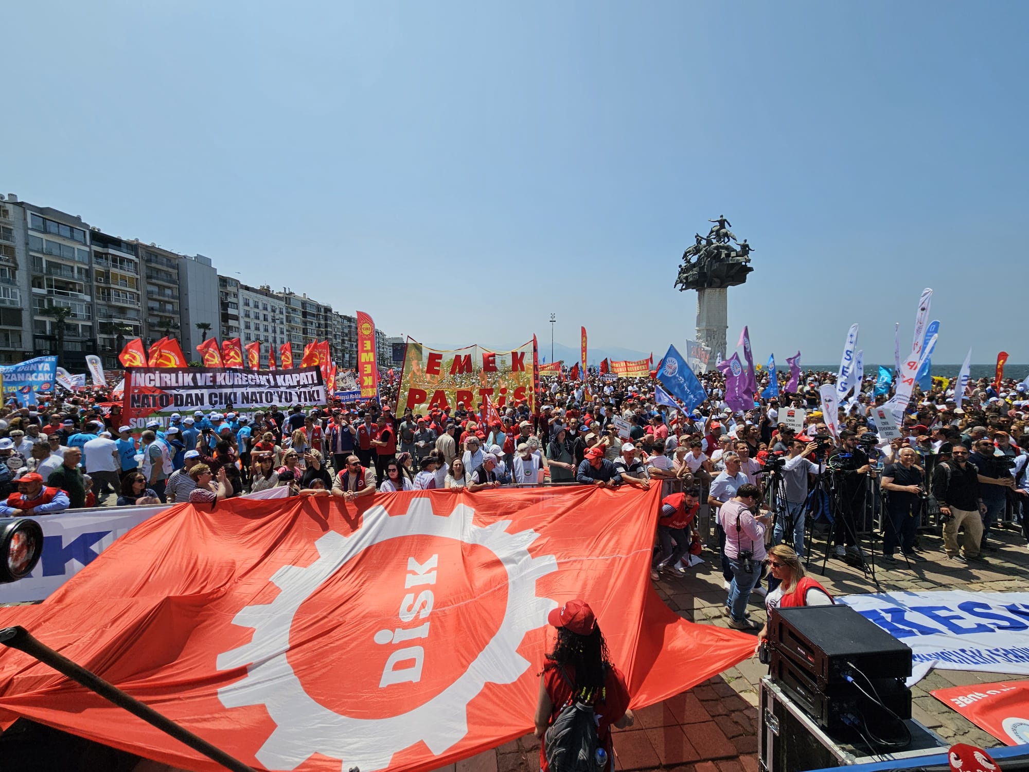 Emekçiler İzmir’de 1 Mayıs’ı coşkuyla kutladı