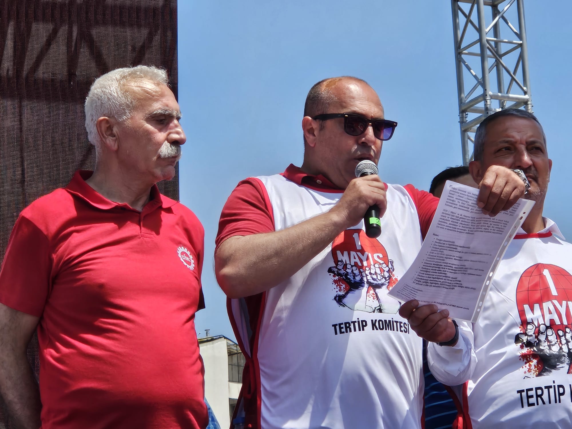 Emekçiler İzmir’de 1 Mayıs’ı coşkuyla kutladı