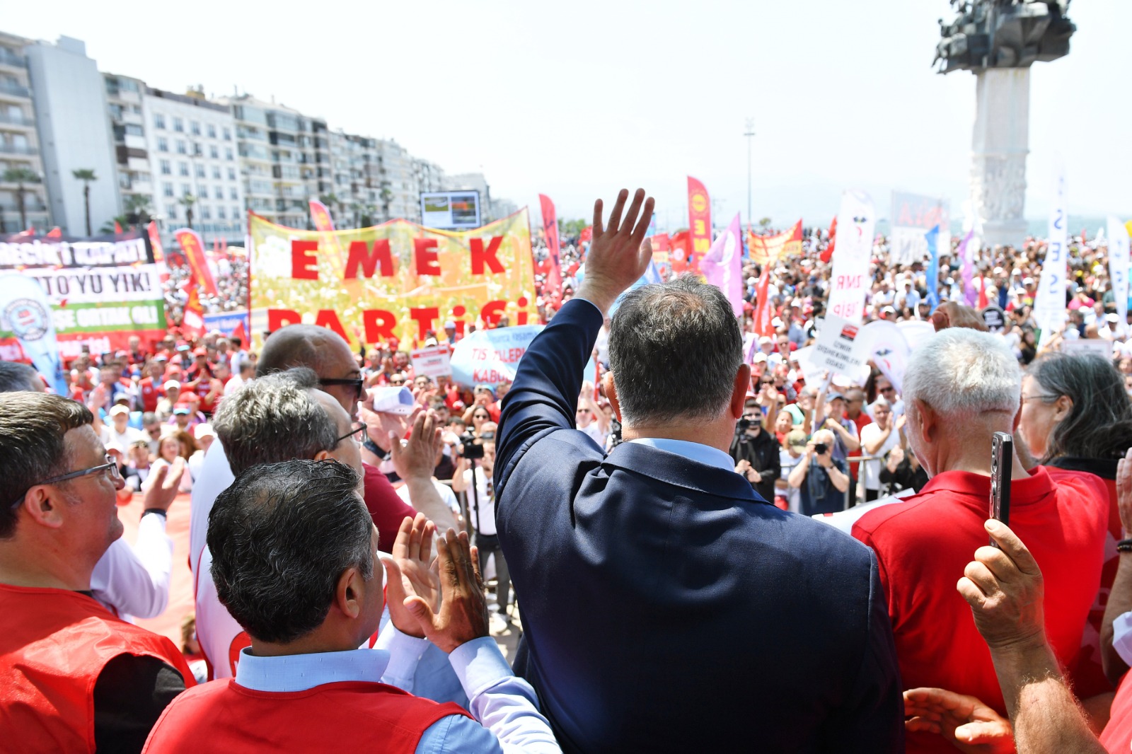 Başkan Tugay emekçilerin 1 Mayıs coşkusuna ortak oldu