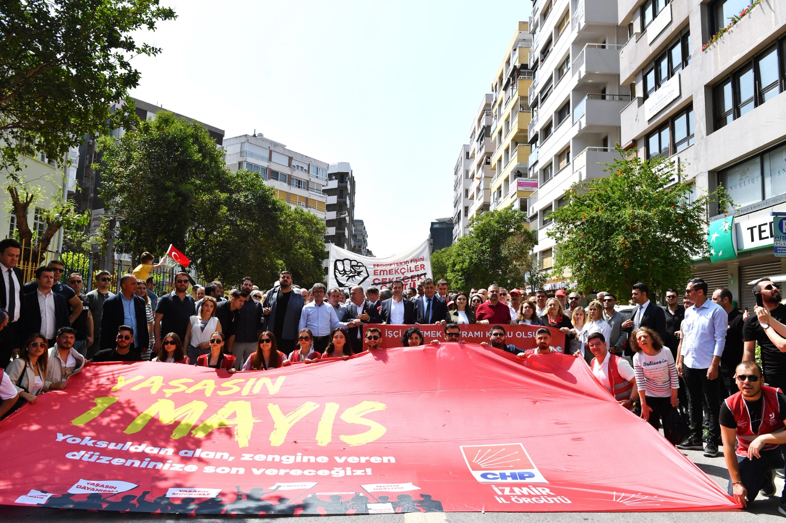 Başkan Tugay emekçilerin 1 Mayıs coşkusuna ortak oldu