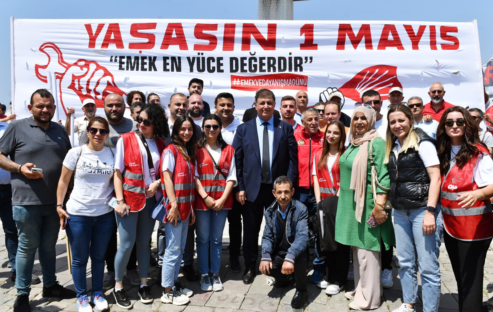 Başkan Tugay emekçilerin 1 Mayıs coşkusuna ortak oldu