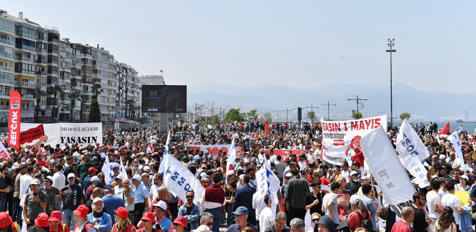 Başkan Tugay emekçilerin 1 Mayıs coşkusuna ortak oldu