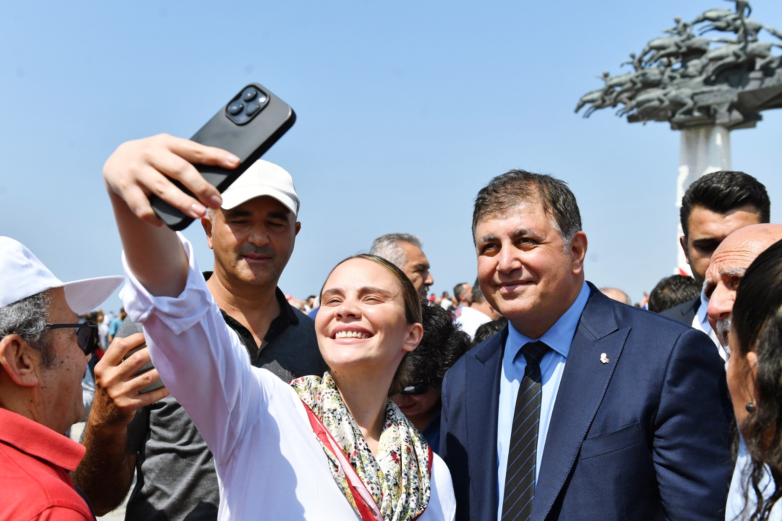Başkan Tugay emekçilerin 1 Mayıs coşkusuna ortak oldu