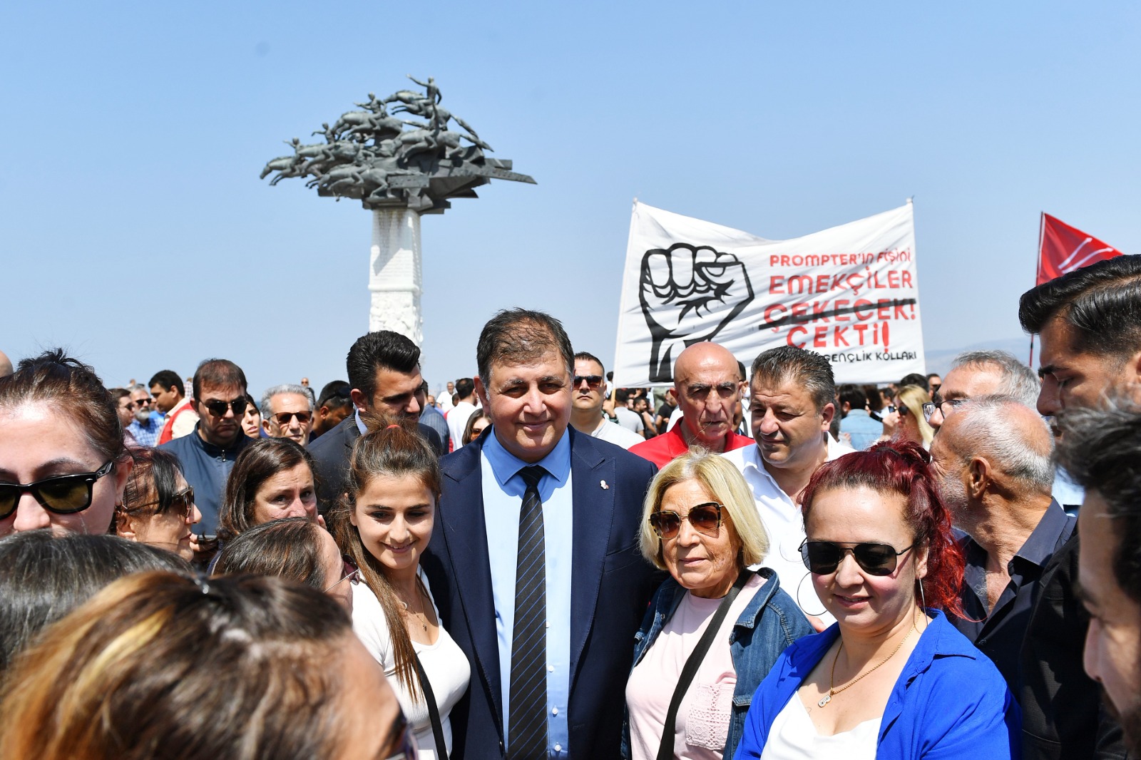 Başkan Tugay emekçilerin 1 Mayıs coşkusuna ortak oldu