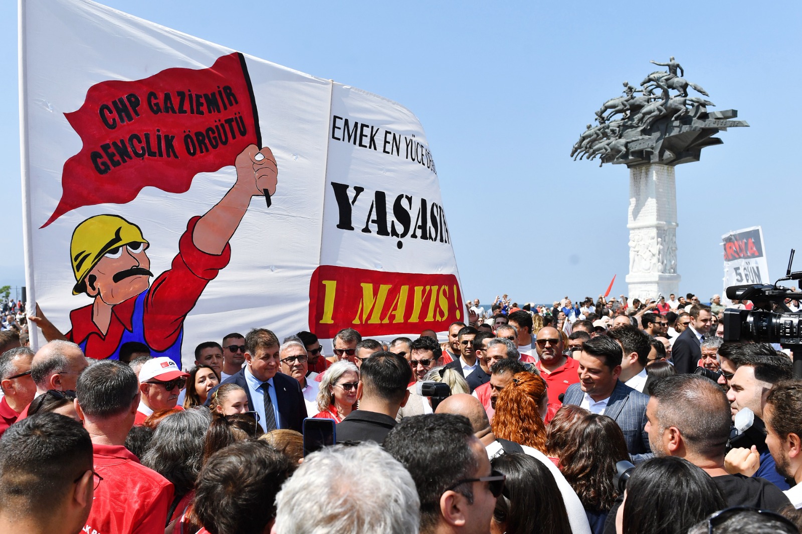Başkan Tugay emekçilerin 1 Mayıs coşkusuna ortak oldu