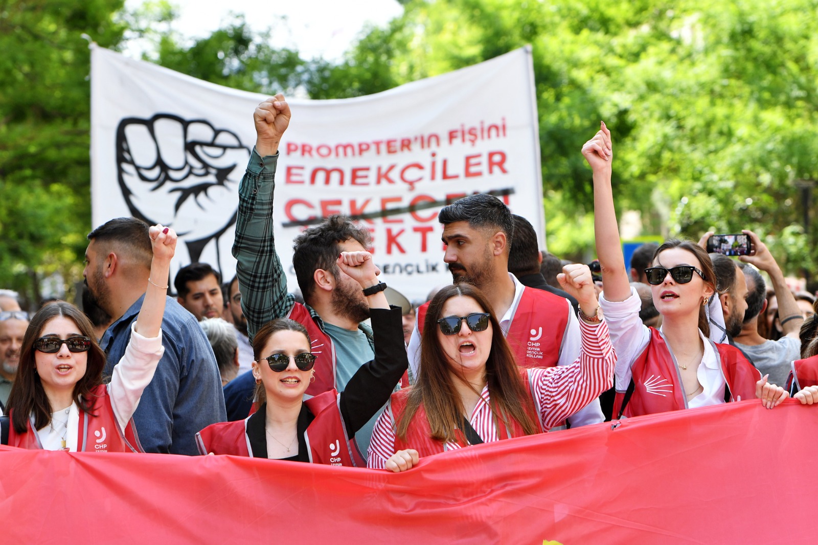 Başkan Tugay emekçilerin 1 Mayıs coşkusuna ortak oldu