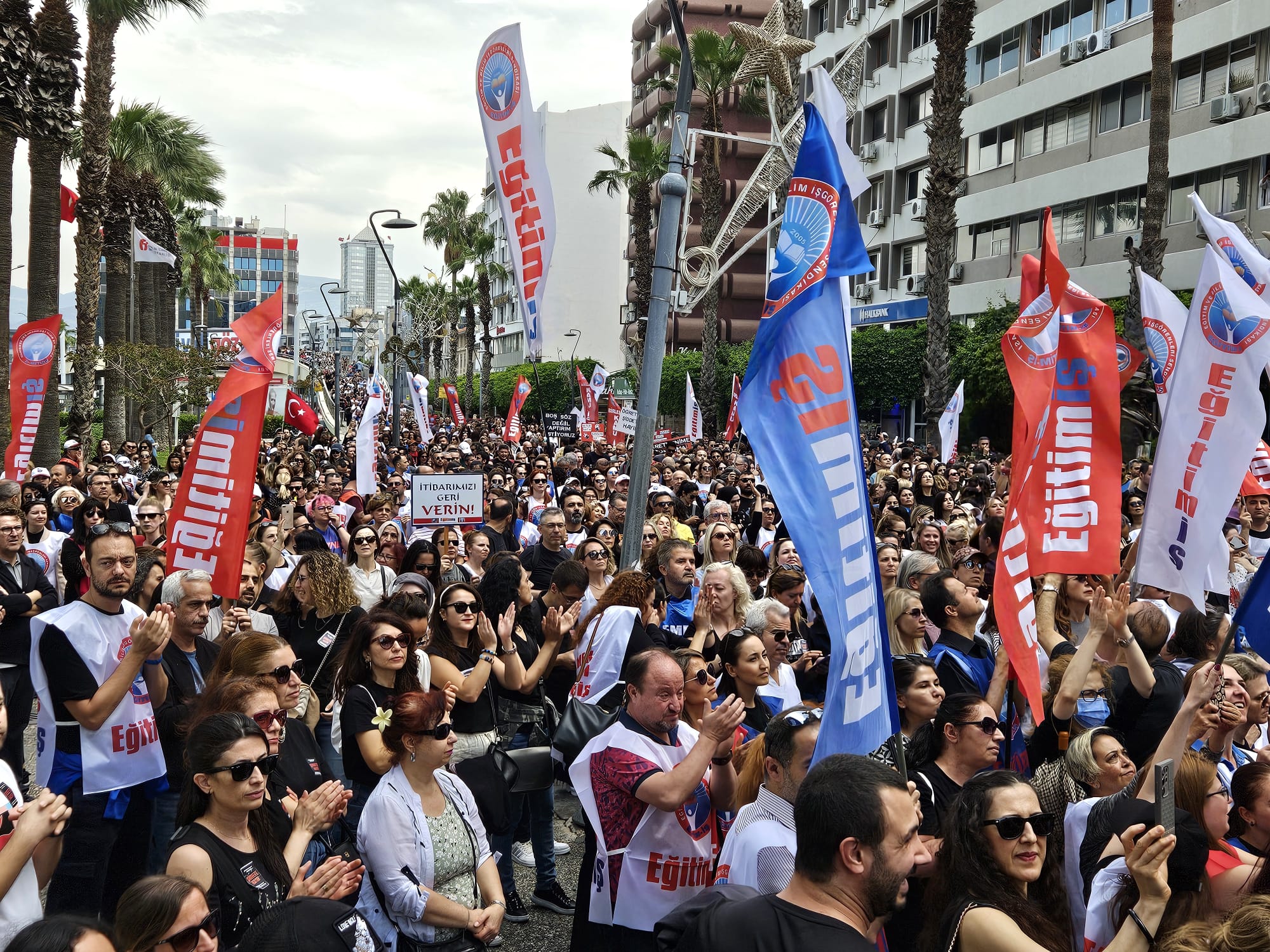 Binlerce Öğretmen “Yusuf Tekin istifa” diye haykırdı