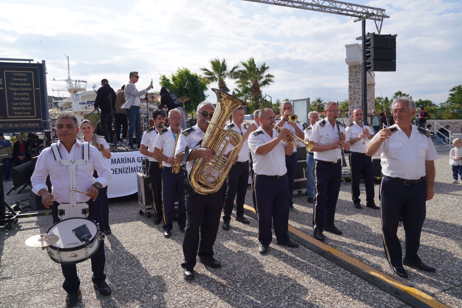 Marinaya karşı, tekneli protesto