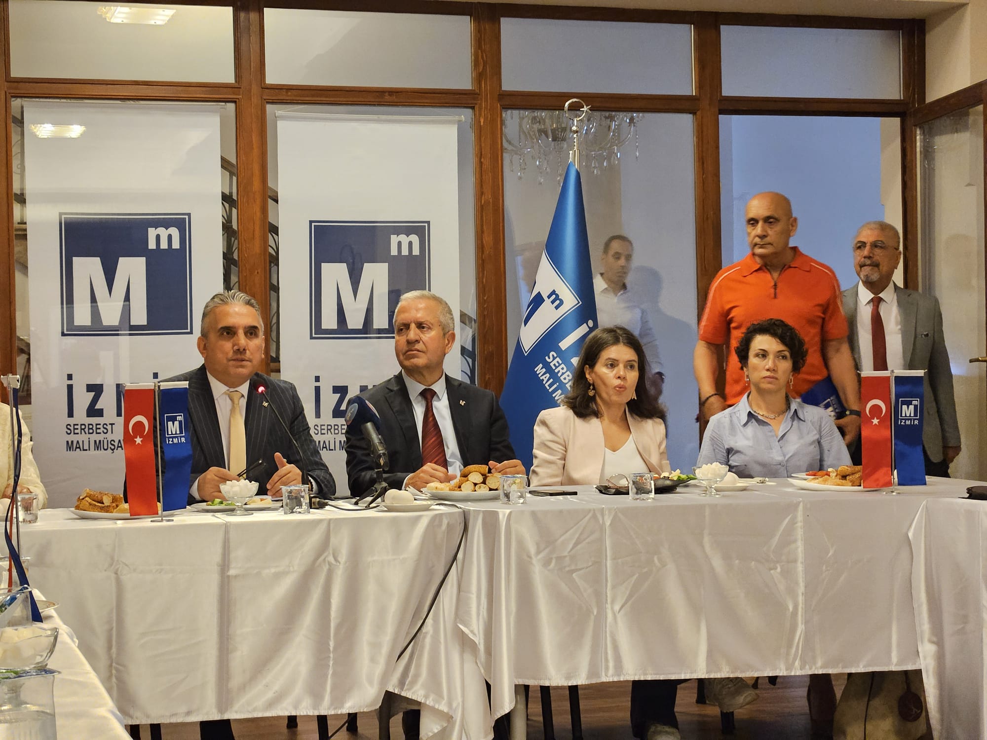 İzmir SMMM Odası Başkanı Yıldız ile yönetim kurulu üyeleri arasında gerginlik 