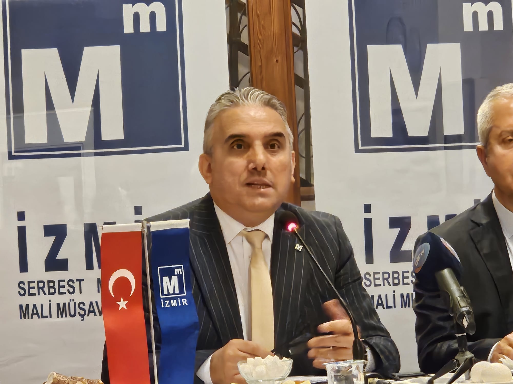 İzmir SMMM Odası Başkanı Yıldız ile yönetim kurulu üyeleri arasında gerginlik 