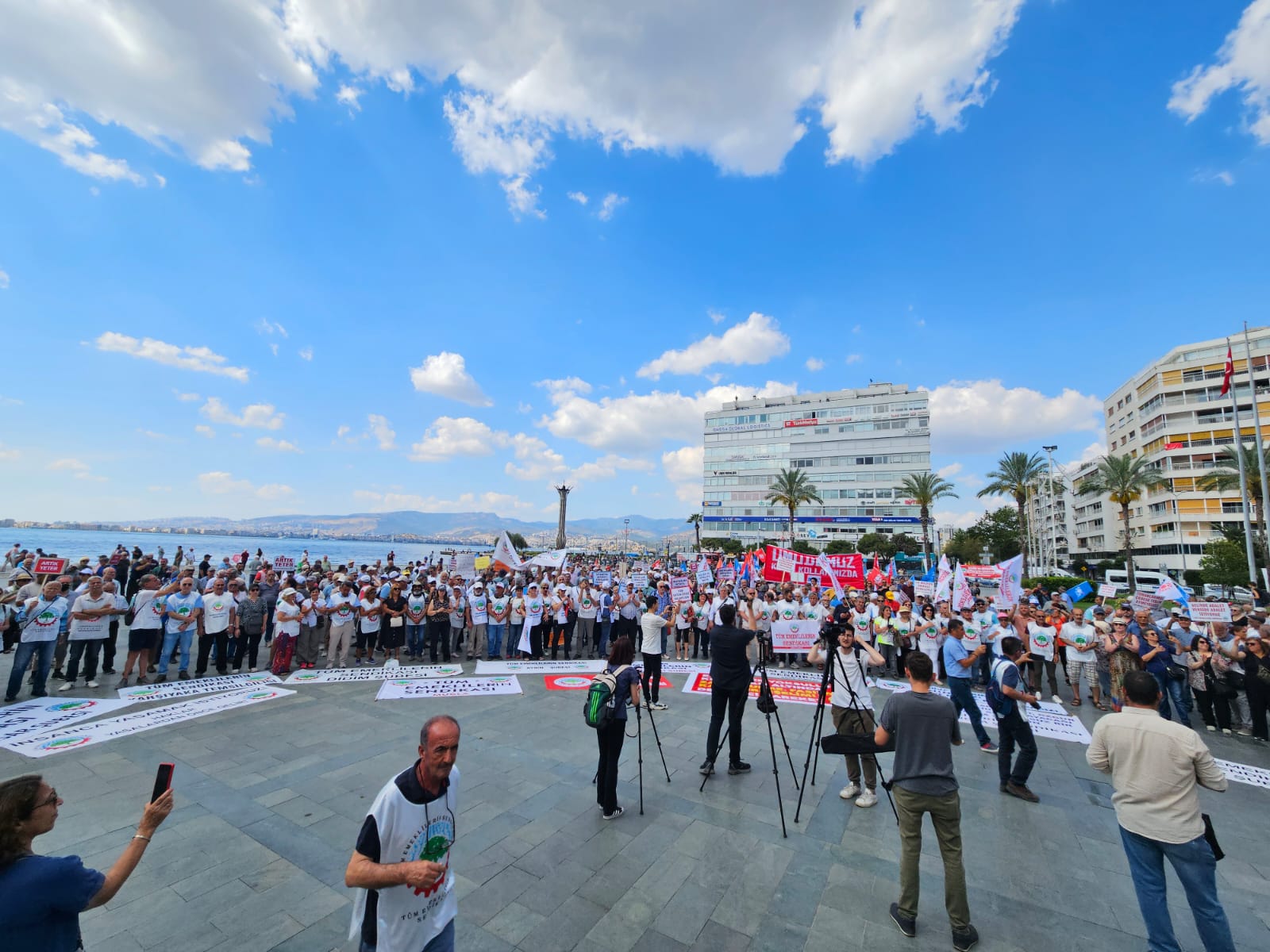 Emekliler İzmir’den seslendi: ‘Açlığa ve sefalete teslim olmayacağız’
