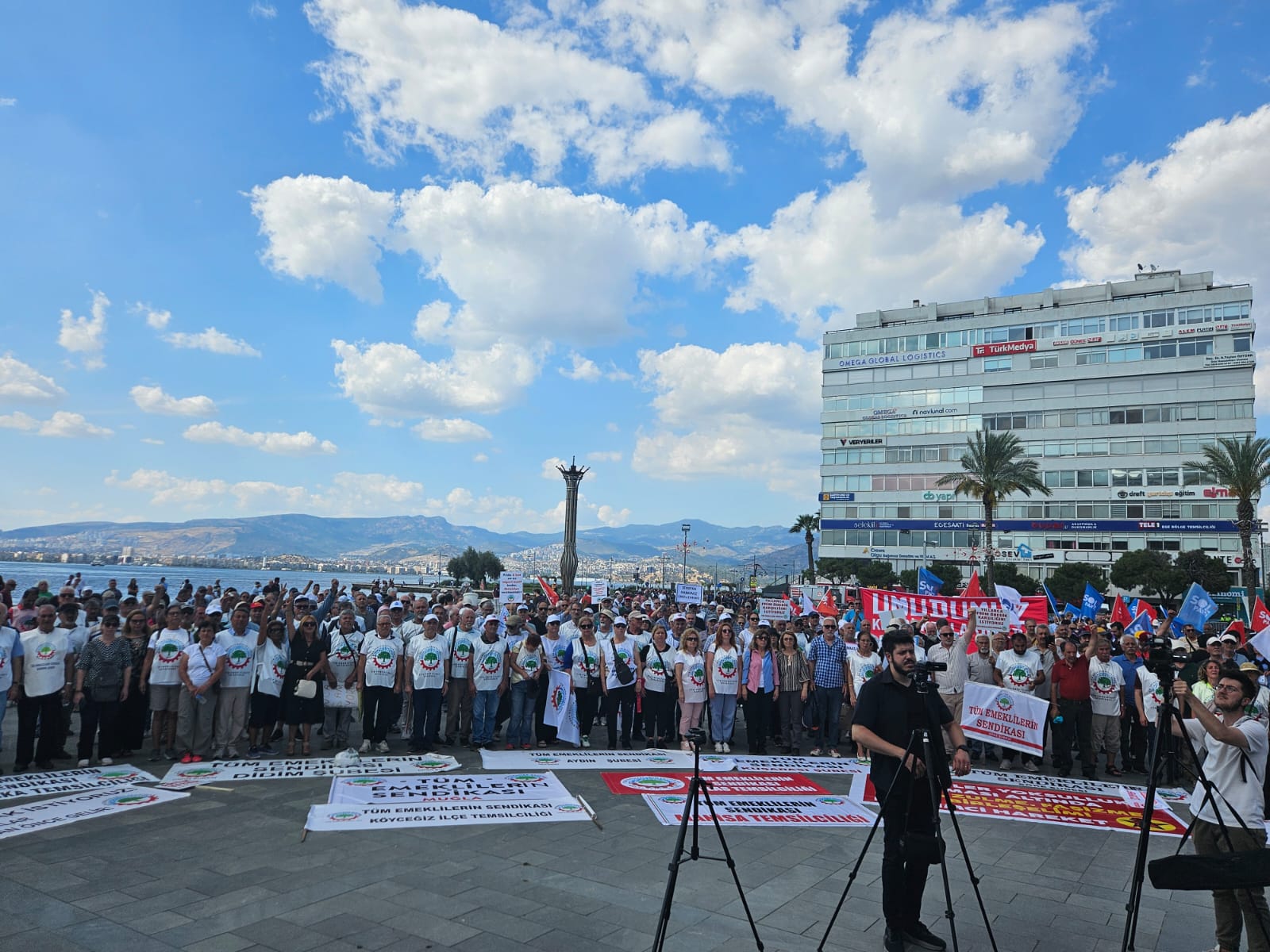 Emekliler İzmir’den seslendi: ‘Açlığa ve sefalete teslim olmayacağız’