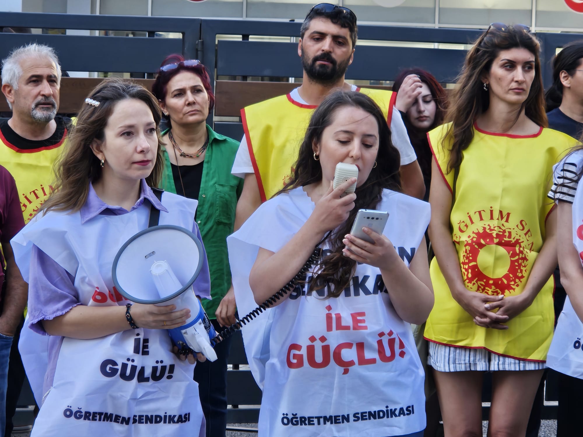 Özel sektör öğretmenleri İzmir’de ‘Eğitim nöbeti’nde