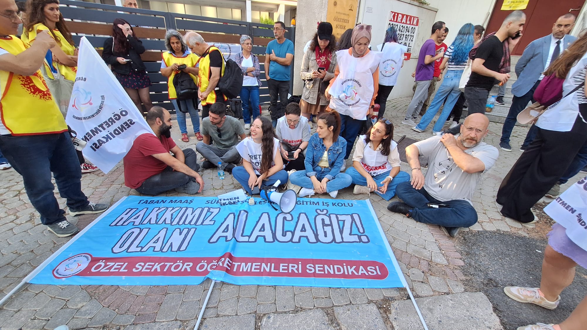 Özel sektör öğretmenleri İzmir’de ‘Eğitim nöbeti’nde