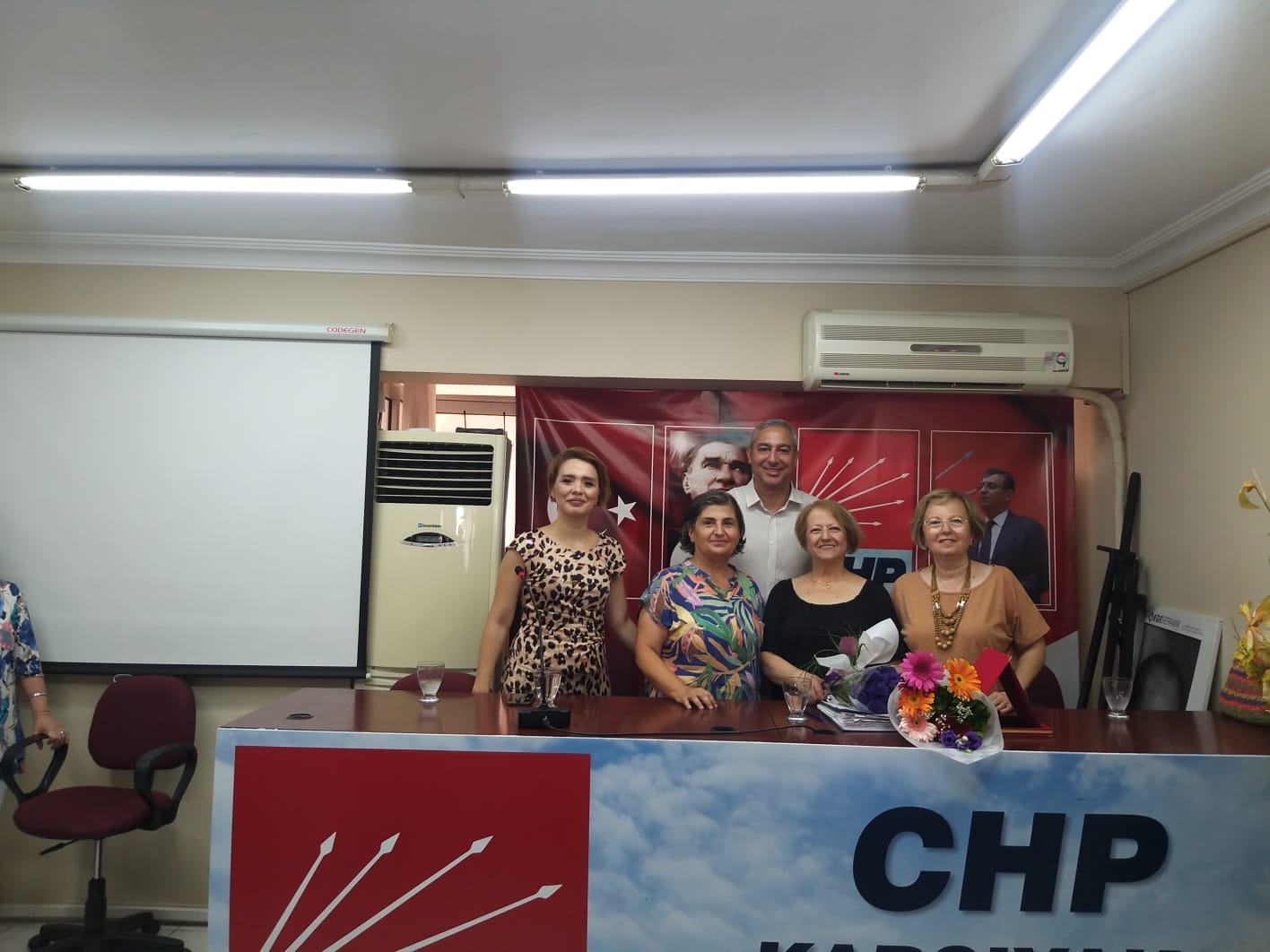 CHP Karşıyaka Kadın Kollarında devir teslim gerçekleşti.