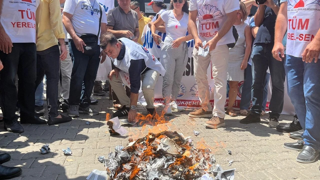 İzmir Büyükşehir Belediyesi’nde memurlar maaş bordrolarını yaktı 