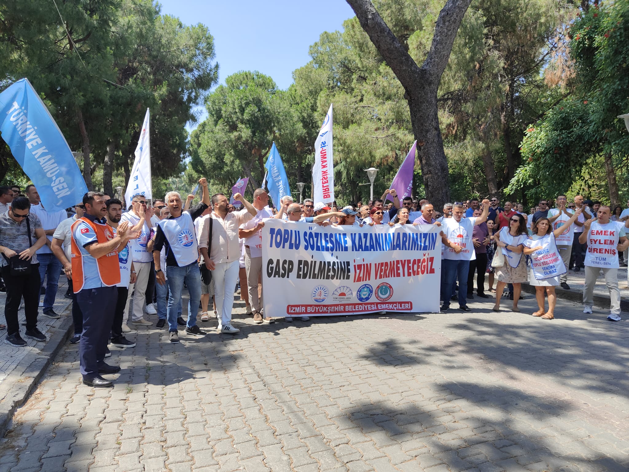 İzmir Büyükşehir Belediyesi’nde memurlar maaş bordrolarını yaktı 