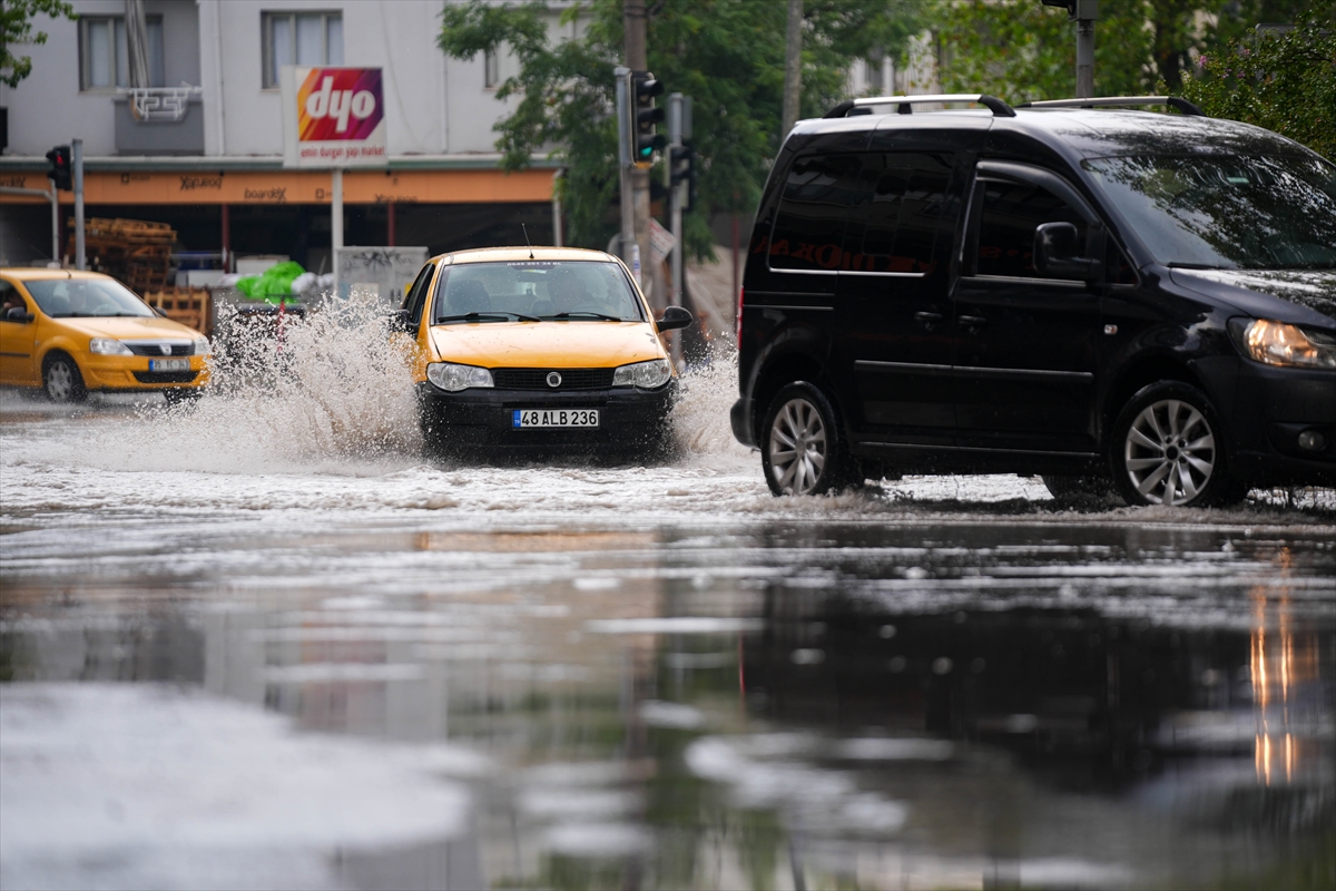İzmir'de sağanak etkili oldu