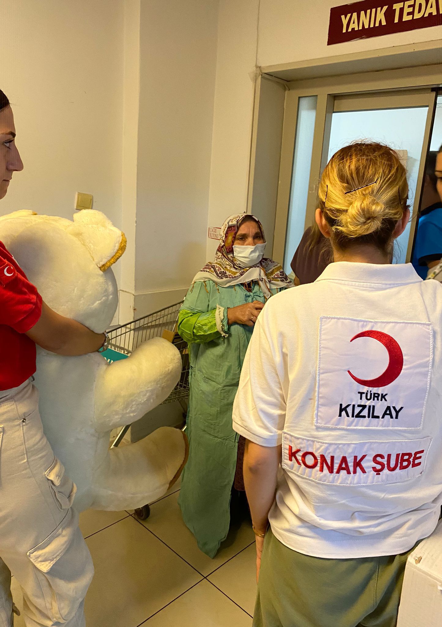 Kızılay Konak Şubesi Yangından Zarar Görenlerin Yanında