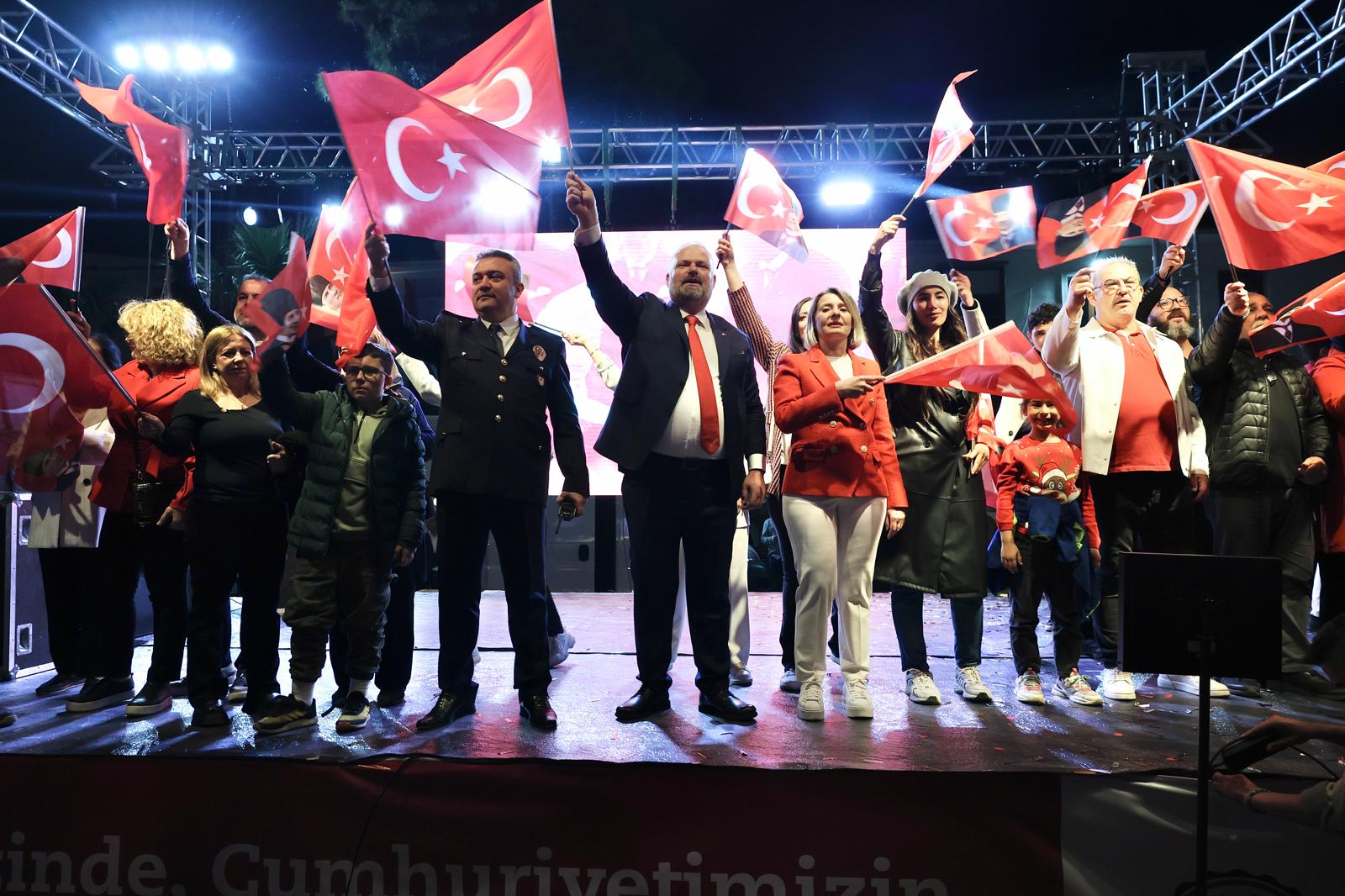 Menemen'de Binler, Cumhuriyet Aşkıyla Yürüdü