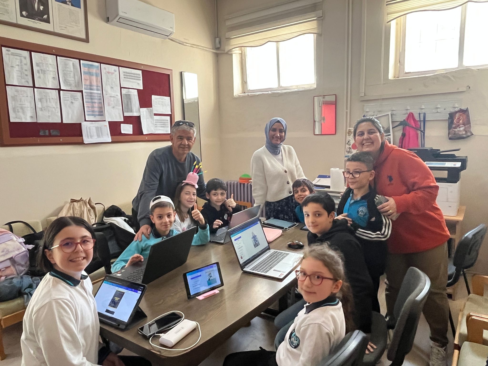 Menderes Alpaslan İlkokulu'nda Harezmi Eğitimi ile Farkındalık ve Teknoloji Buluştu