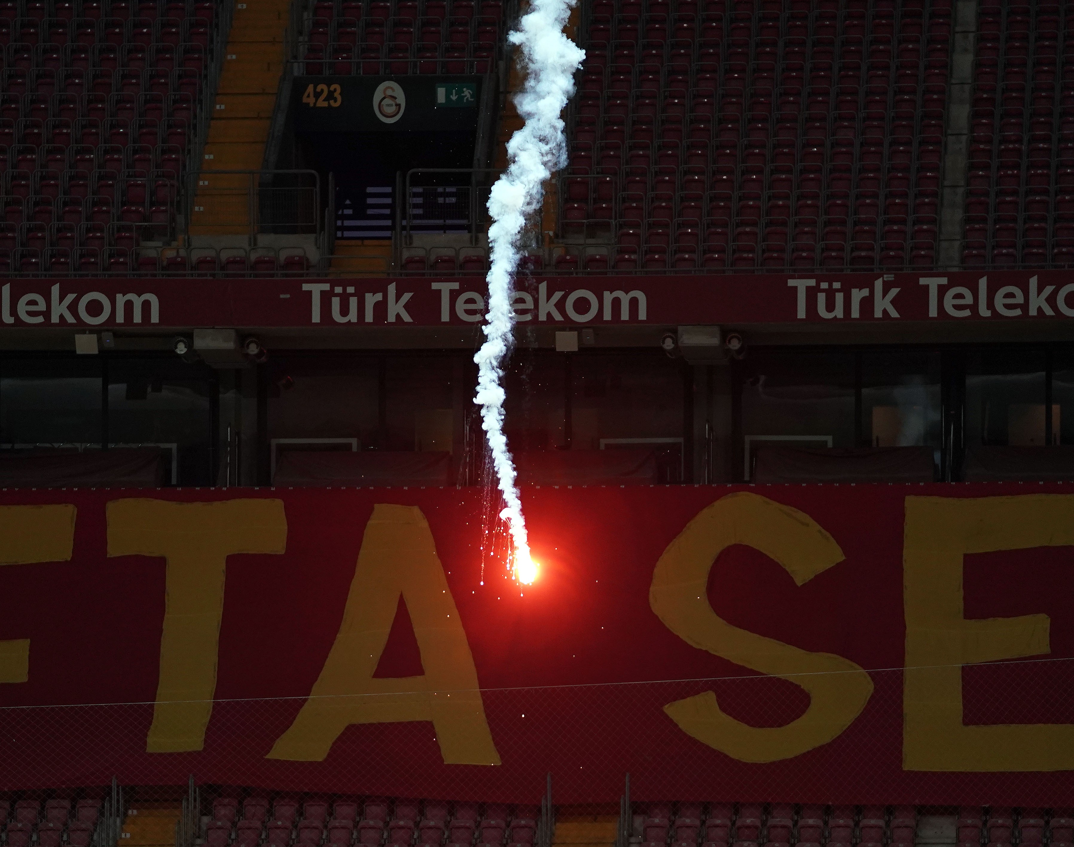 Seyircisiz oynanan Galatasaray - Fenerbahçe derbisinde sahaya dışarıdan işaret fişeği atıldı