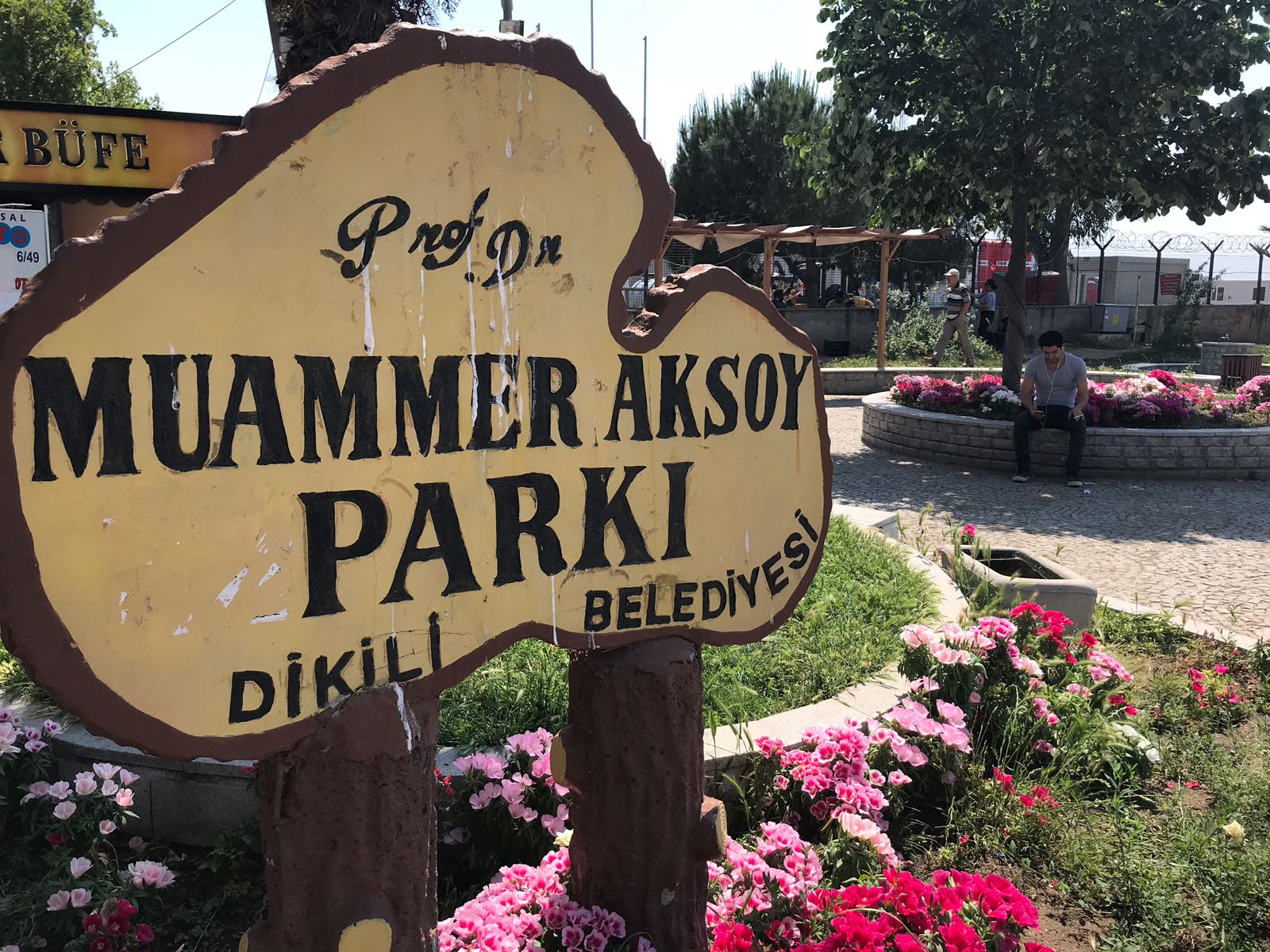 Dikili'de parklar bakımsızlıktan çürüyor