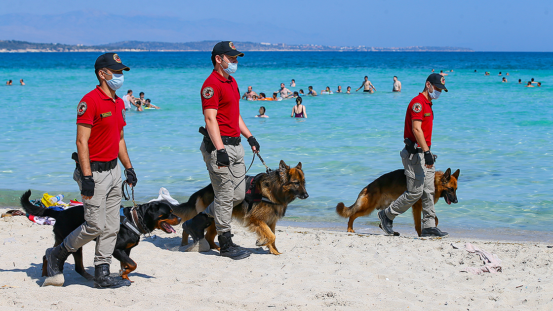 İzmir'in plajları atlı polis birliklerine emanet