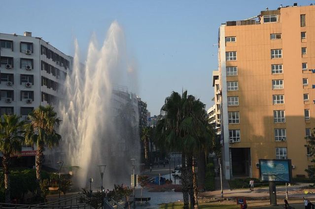 İzmir'de su borusu patladı, sular 30 metreye kadar yükseldi