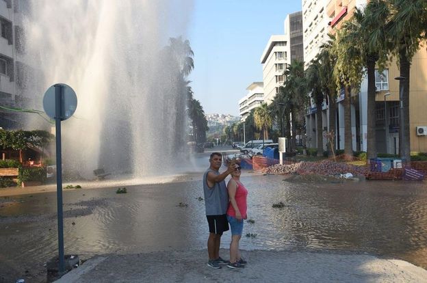 İzmir'de su borusu patladı, sular 30 metreye kadar yükseldi