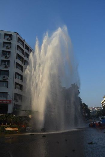 İzmir'de su borusu patladı, sular 30 metreye kadar yükseldi