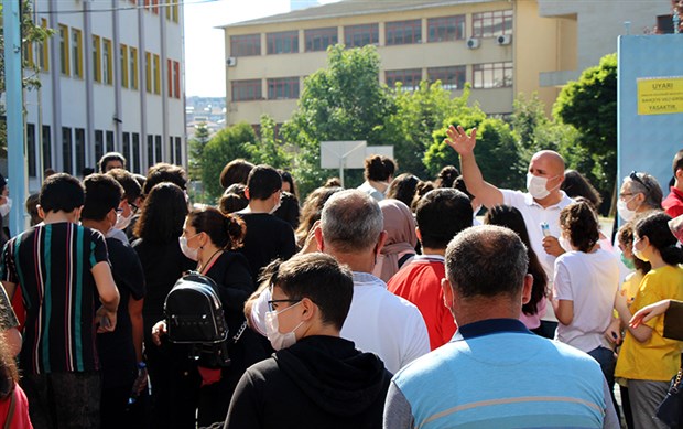 Koronavirüs gölgesinde LGS: Sosyal mesafe kayboldu