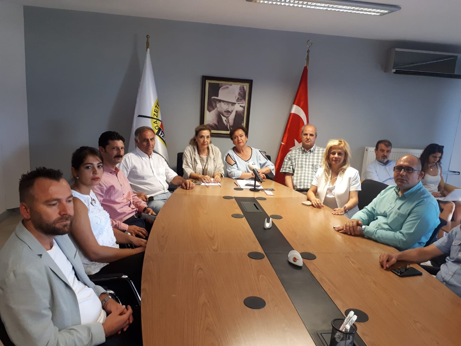 İzmir Gazeteciler Cemiyeti ve Basın Konseyi: “Elinizi basının üzerinden çekin!”