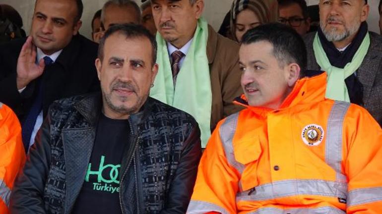 Bakan Pakdemirli, sanatçı Haluk Levent'le birlikte fidan dikti