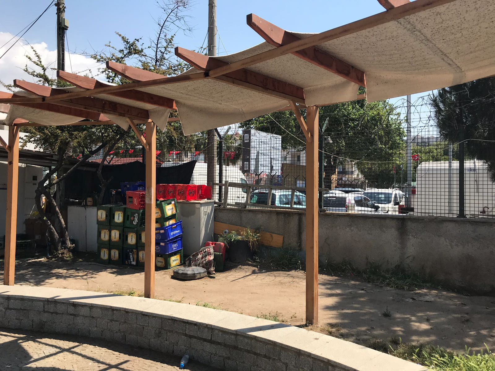 Dikili'de parklar bakımsızlıktan çürüyor