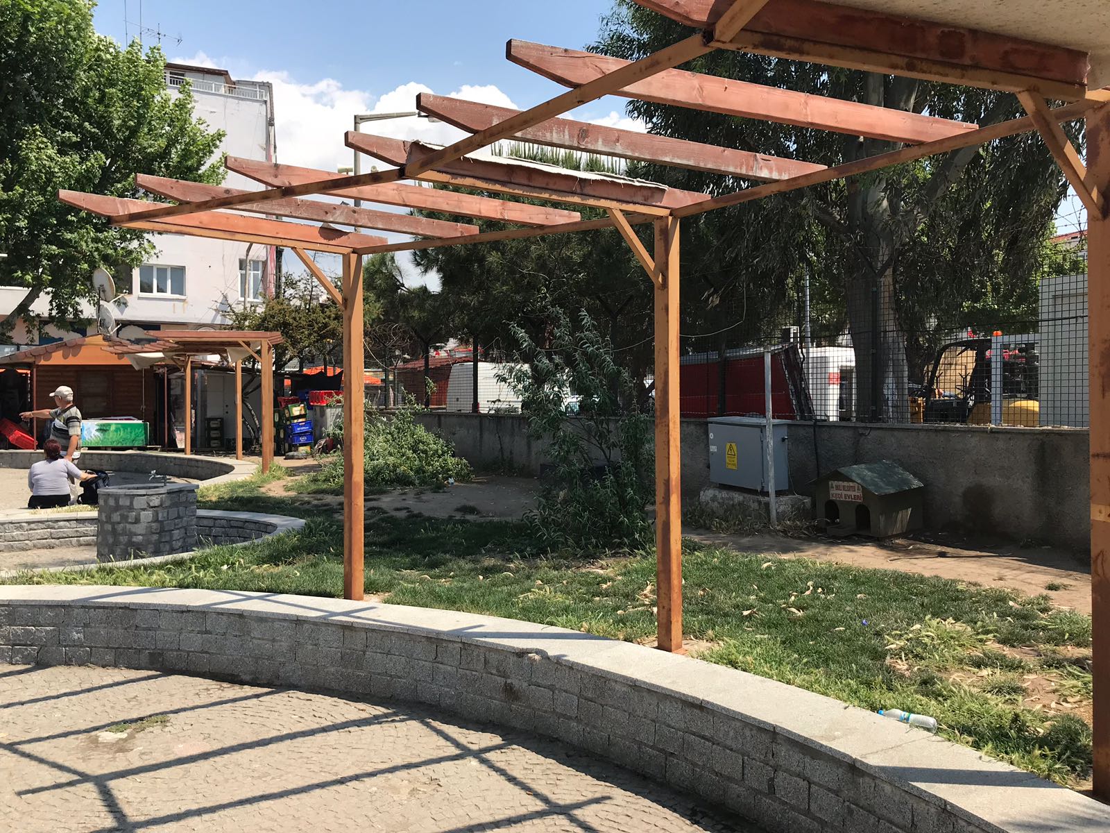 Dikili'de parklar bakımsızlıktan çürüyor